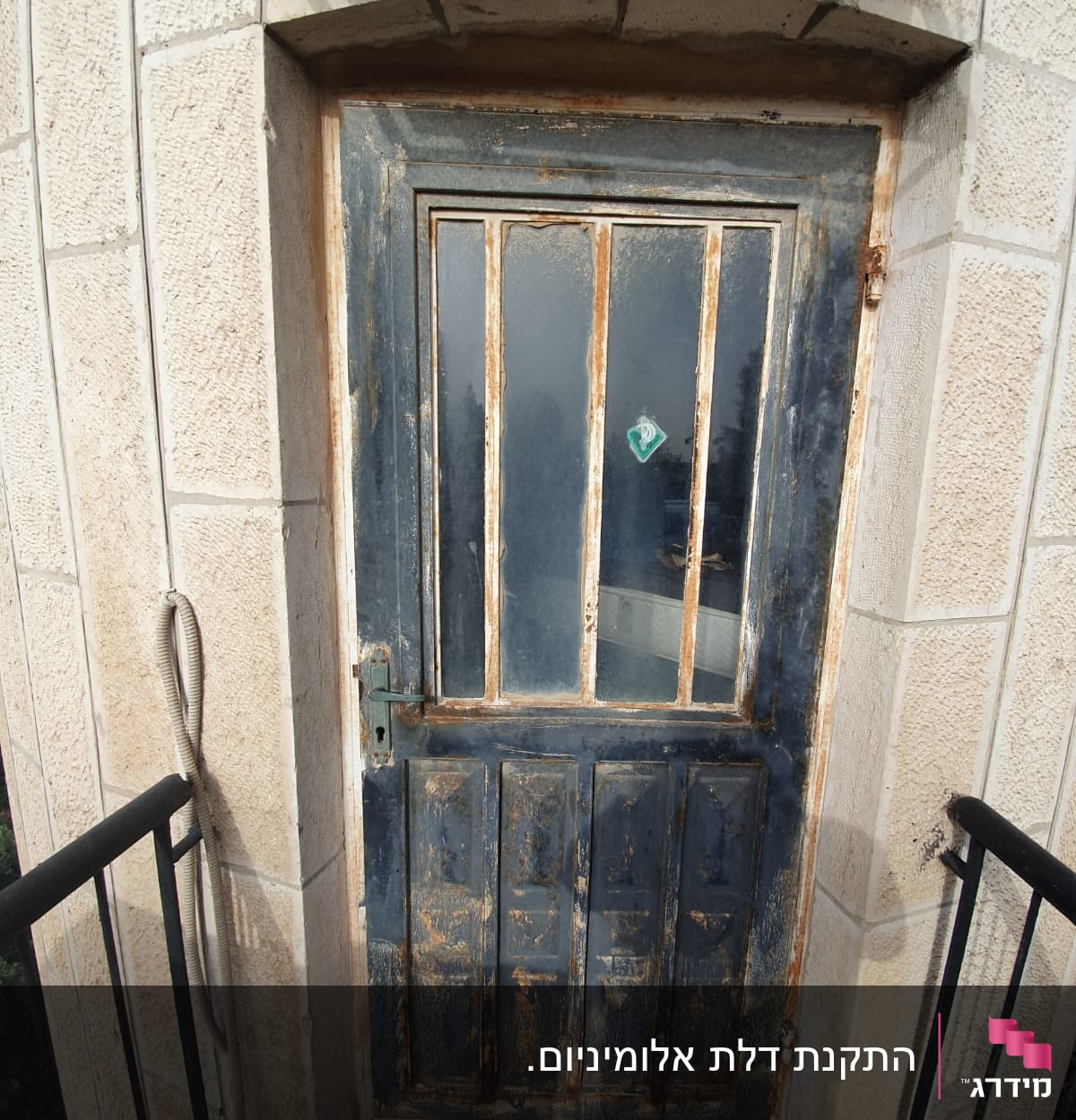 דלת מתכת ישנה עם חלודה וסורגים